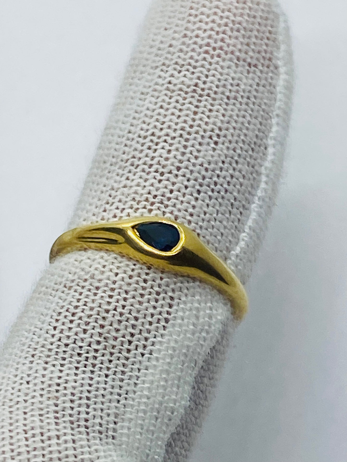 TIFFANY & CO. Blue Pear Shape Sapphire 18k Yellow Gold Authentic Size 4