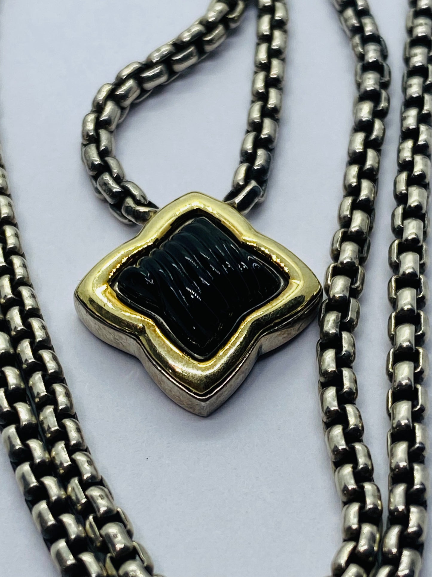 YURMAN 18K GOLD CARVED BLACK ONYX QUATREFOIL NECKLACE WITH 16” BOX CHAIN