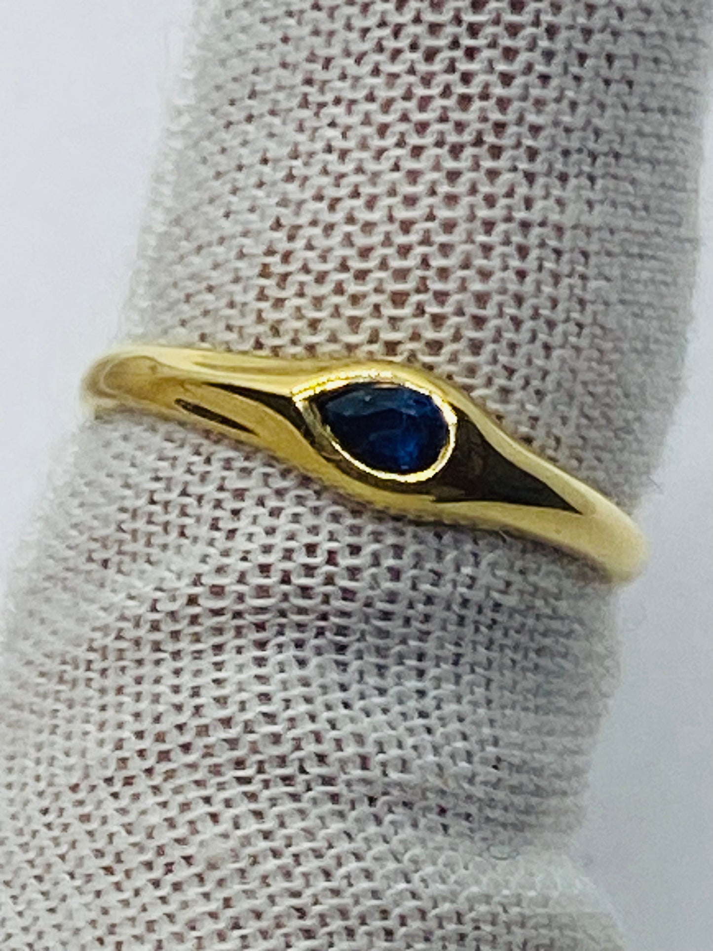 TIFFANY & CO. Blue Pear Shape Sapphire 18k Yellow Gold Authentic