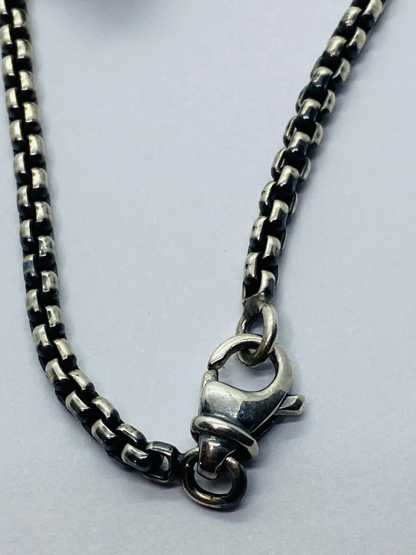 YURMAN 18K GOLD CARVED BLACK ONYX QUATREFOIL NECKLACE WITH 16” BOX CHAIN