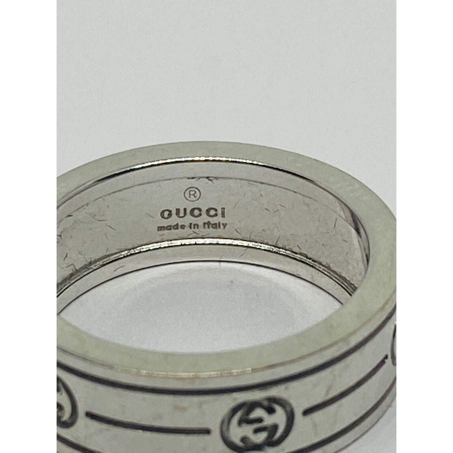 GORGEOUS GUCCI 18KT WHITE GOLD BAND LOGO RING SIZE 5 1/2 6MM WIDE