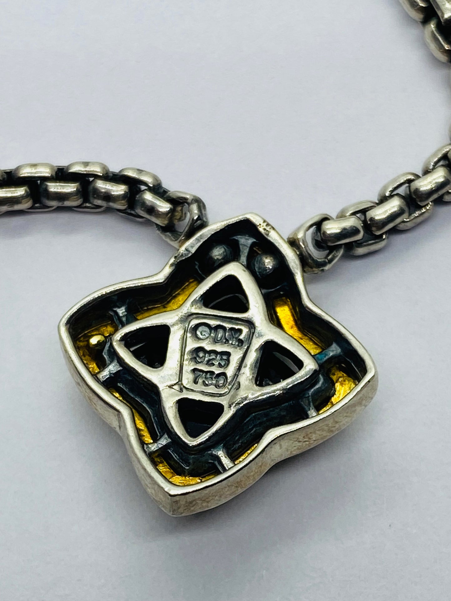 YURMAN 18K GOLD CARVED BLACK ONYX QUATREFOIL NECKLACE WITH 16” BOX CHAIN