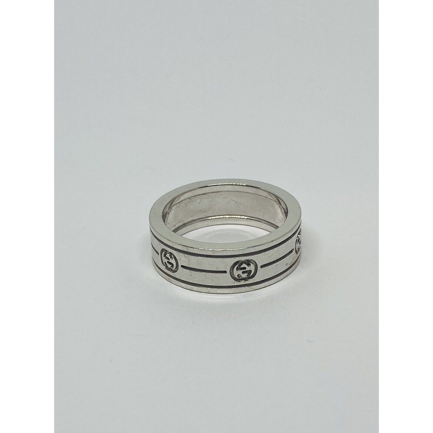 GORGEOUS GUCCI 18KT WHITE GOLD BAND LOGO RING SIZE 5 1/2 6MM WIDE
