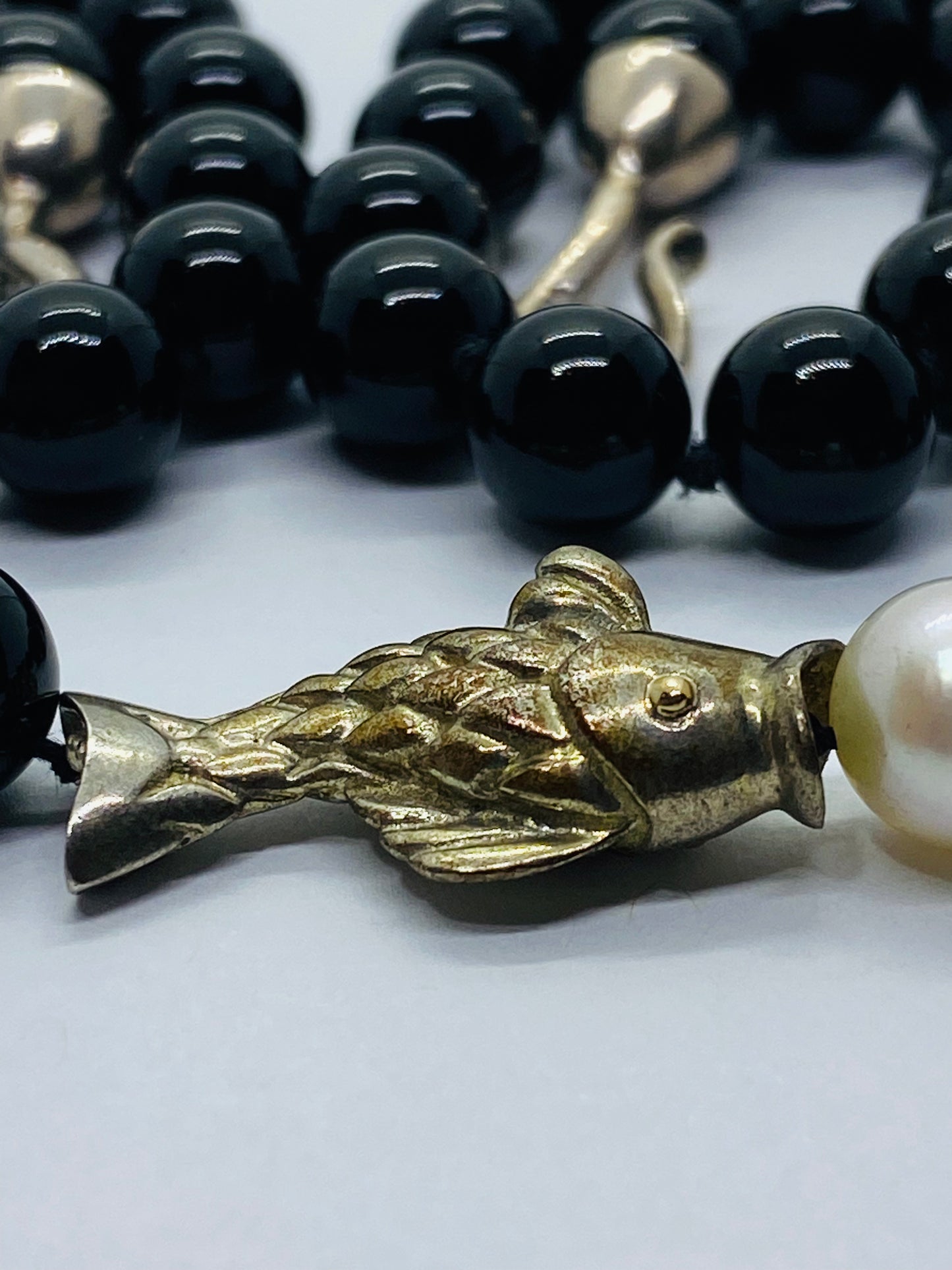 TIFFANY & CO PEARL ONYX BEAD FISH NECKLACE STERLING SILVER SIGNED POUCH BOX