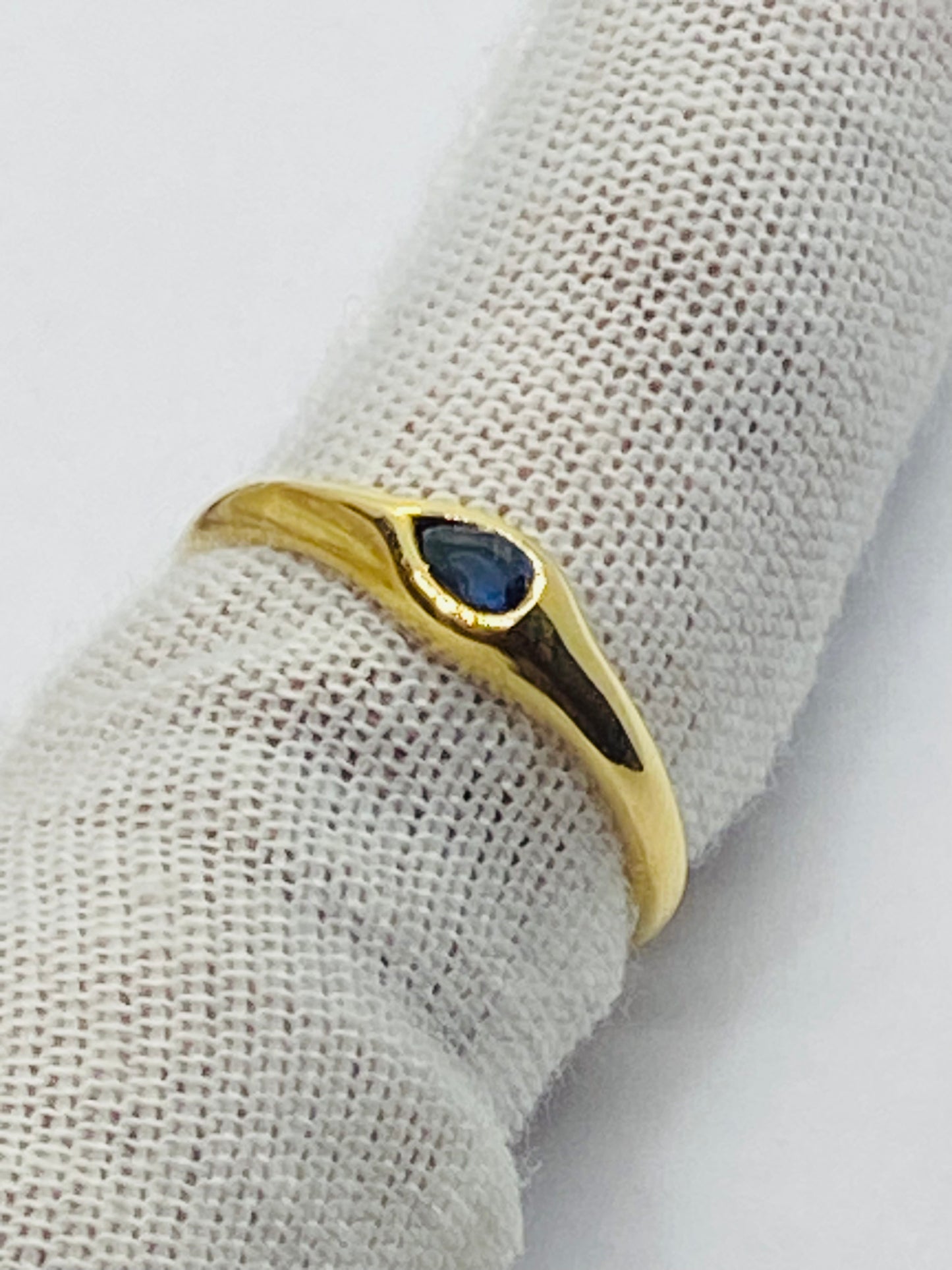 TIFFANY & CO. Blue Pear Shape Sapphire 18k Yellow Gold Authentic