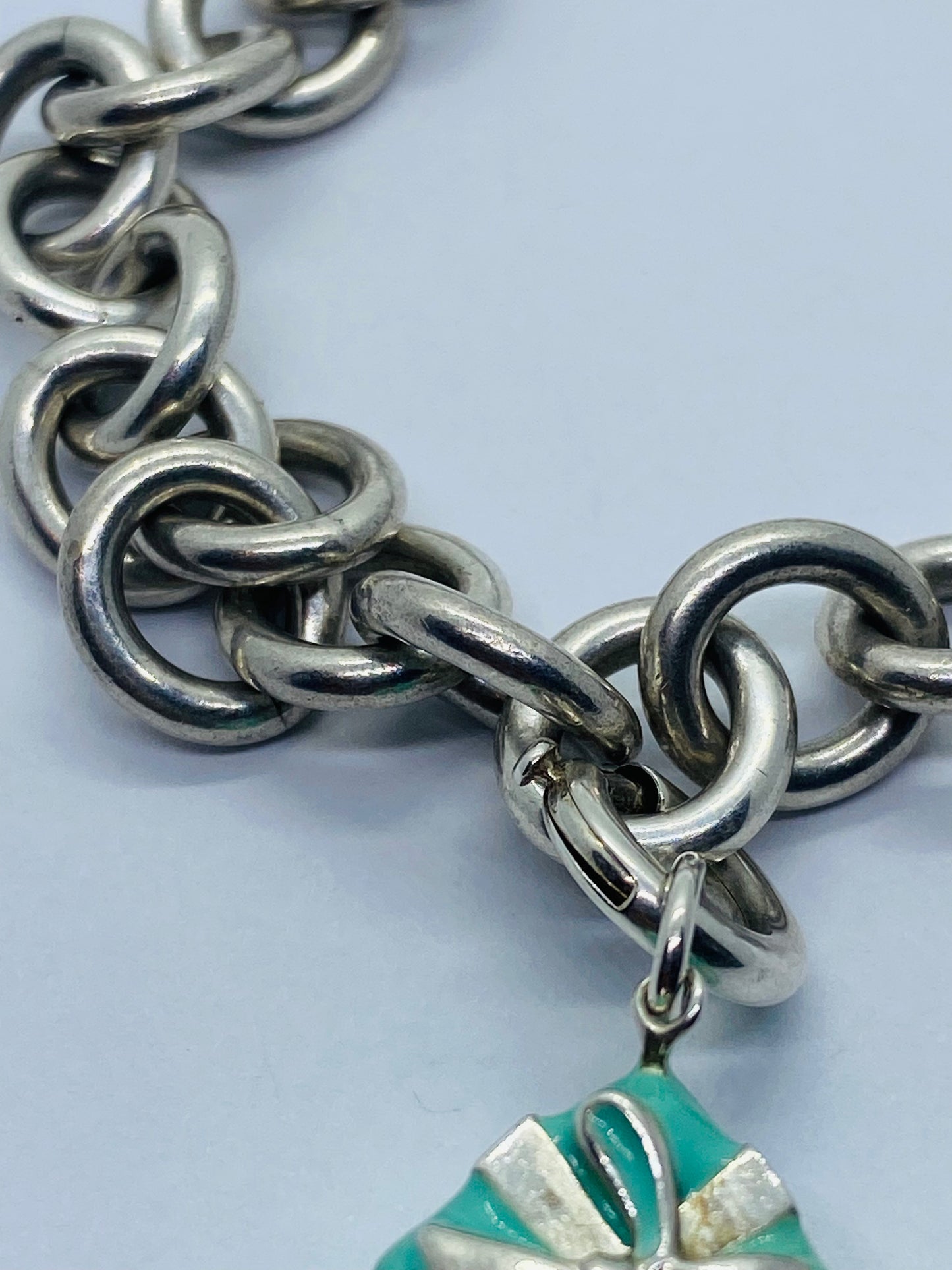 TIFFANY & CO. STERLING SILVER BLUE ENAMEL GIFT BOX CHARM BRACELET PRESENT 7.75”