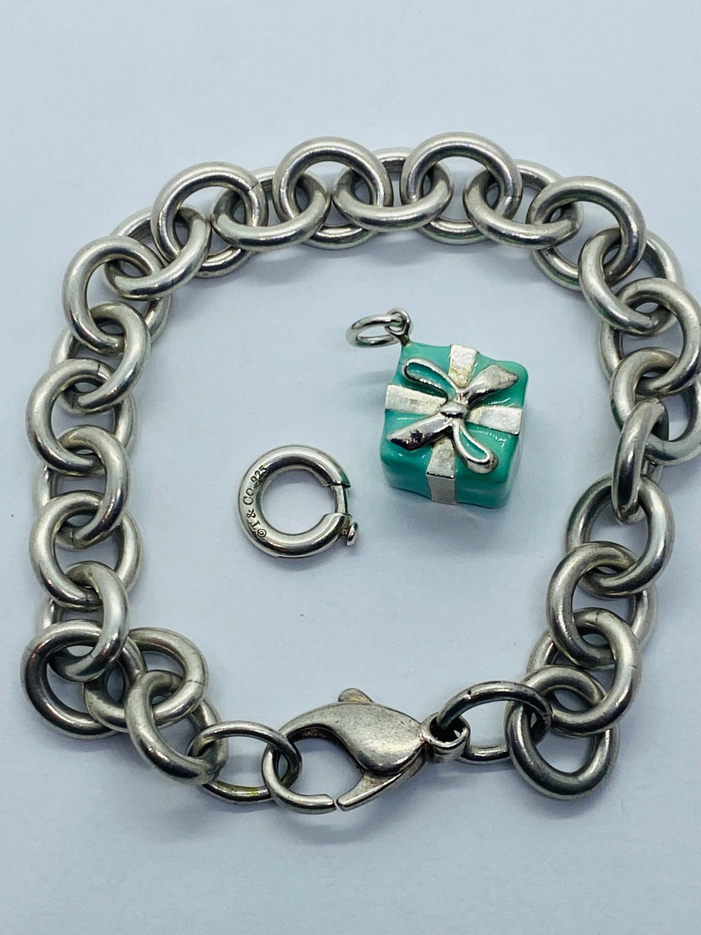 TIFFANY & CO. STERLING SILVER BLUE ENAMEL GIFT BOX CHARM BRACELET PRESENT 7.75”