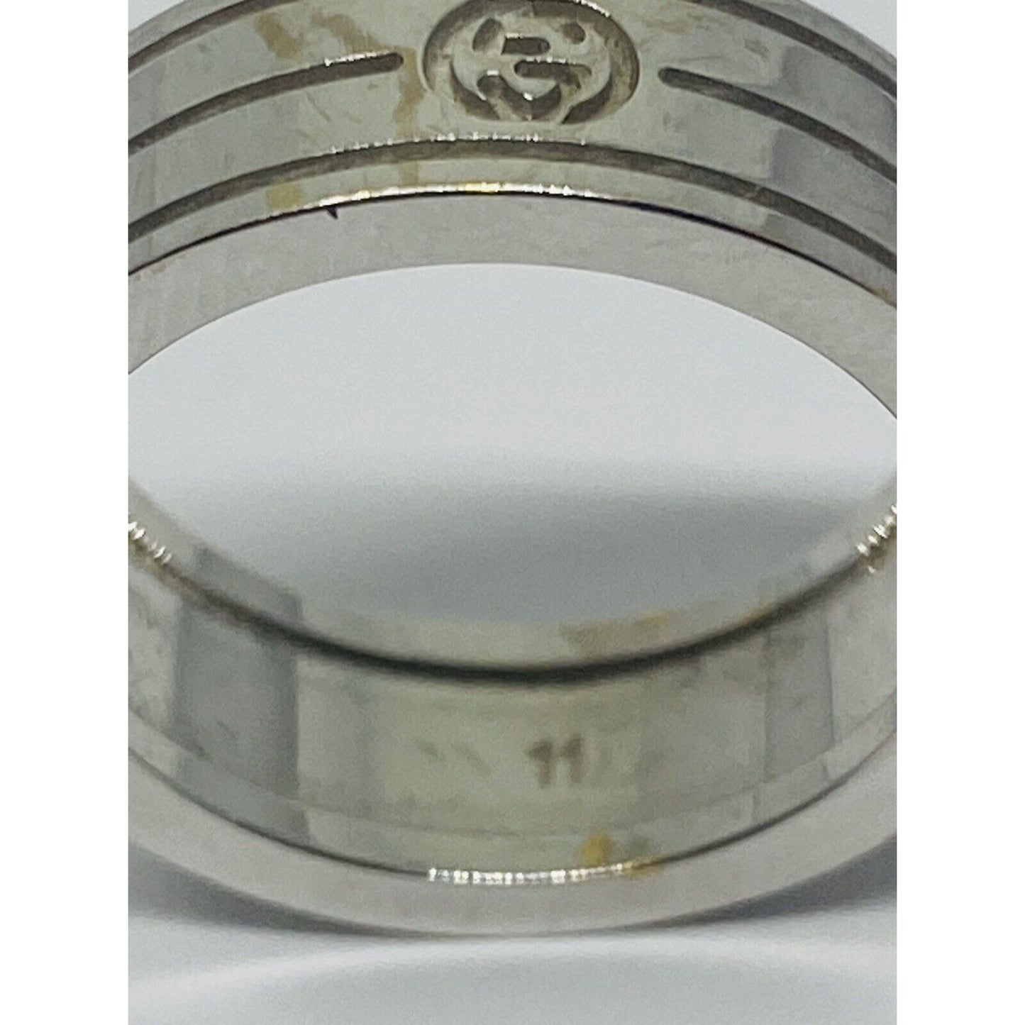 GORGEOUS GUCCI 18KT WHITE GOLD BAND LOGO RING SIZE 5 1/2 6MM WIDE
