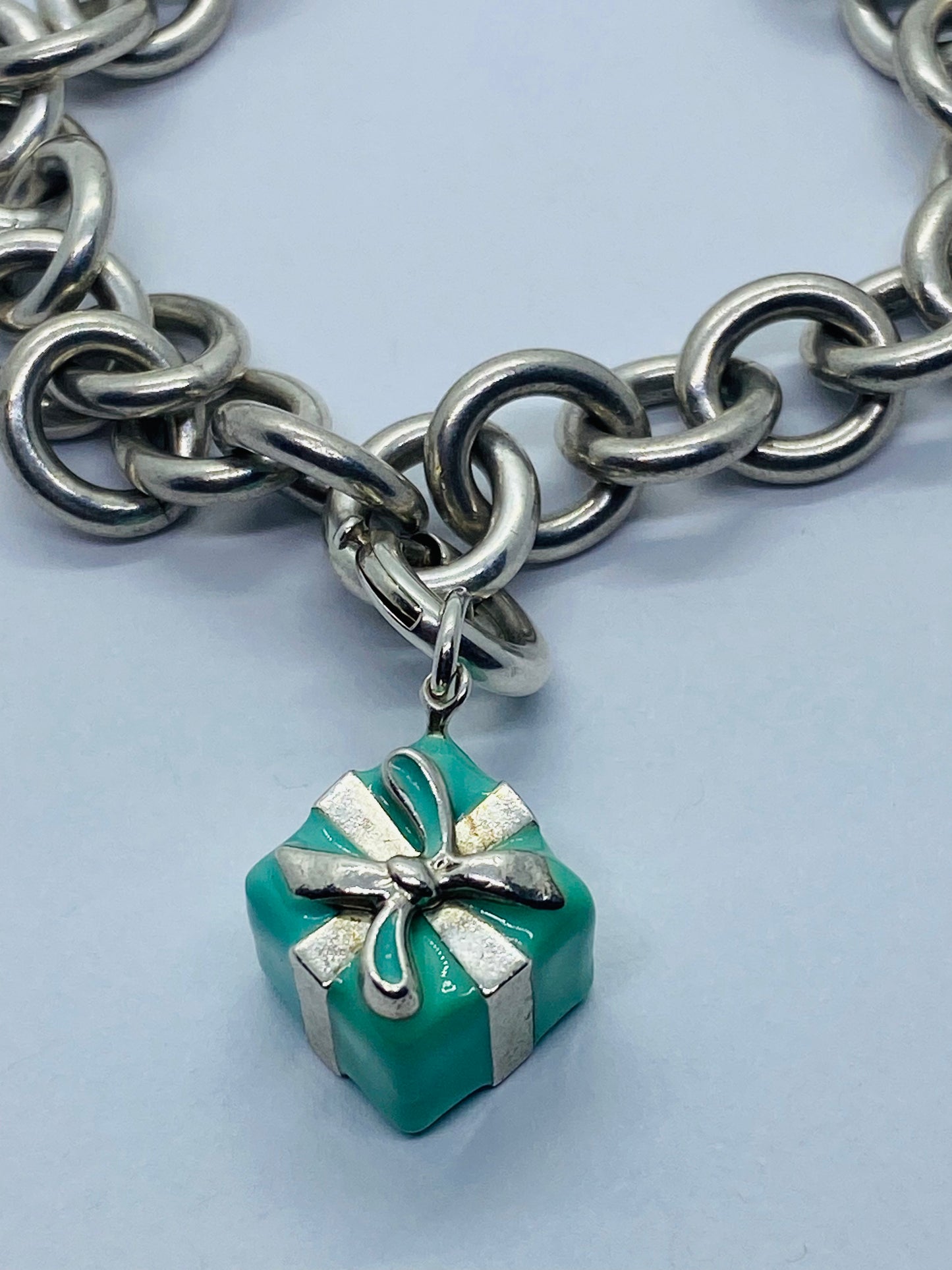 TIFFANY & CO. STERLING SILVER BLUE ENAMEL GIFT BOX CHARM BRACELET PRESENT 7.75”
