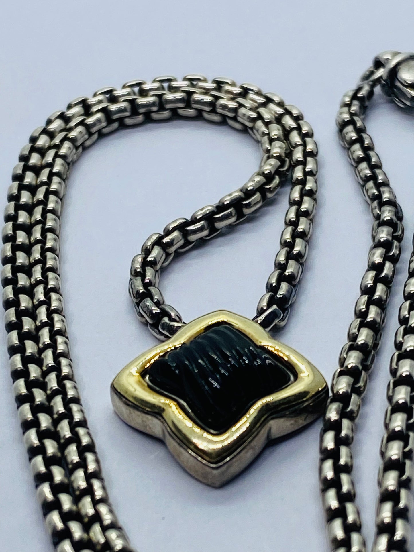 YURMAN 18K GOLD CARVED BLACK ONYX QUATREFOIL NECKLACE WITH 16” BOX CHAIN