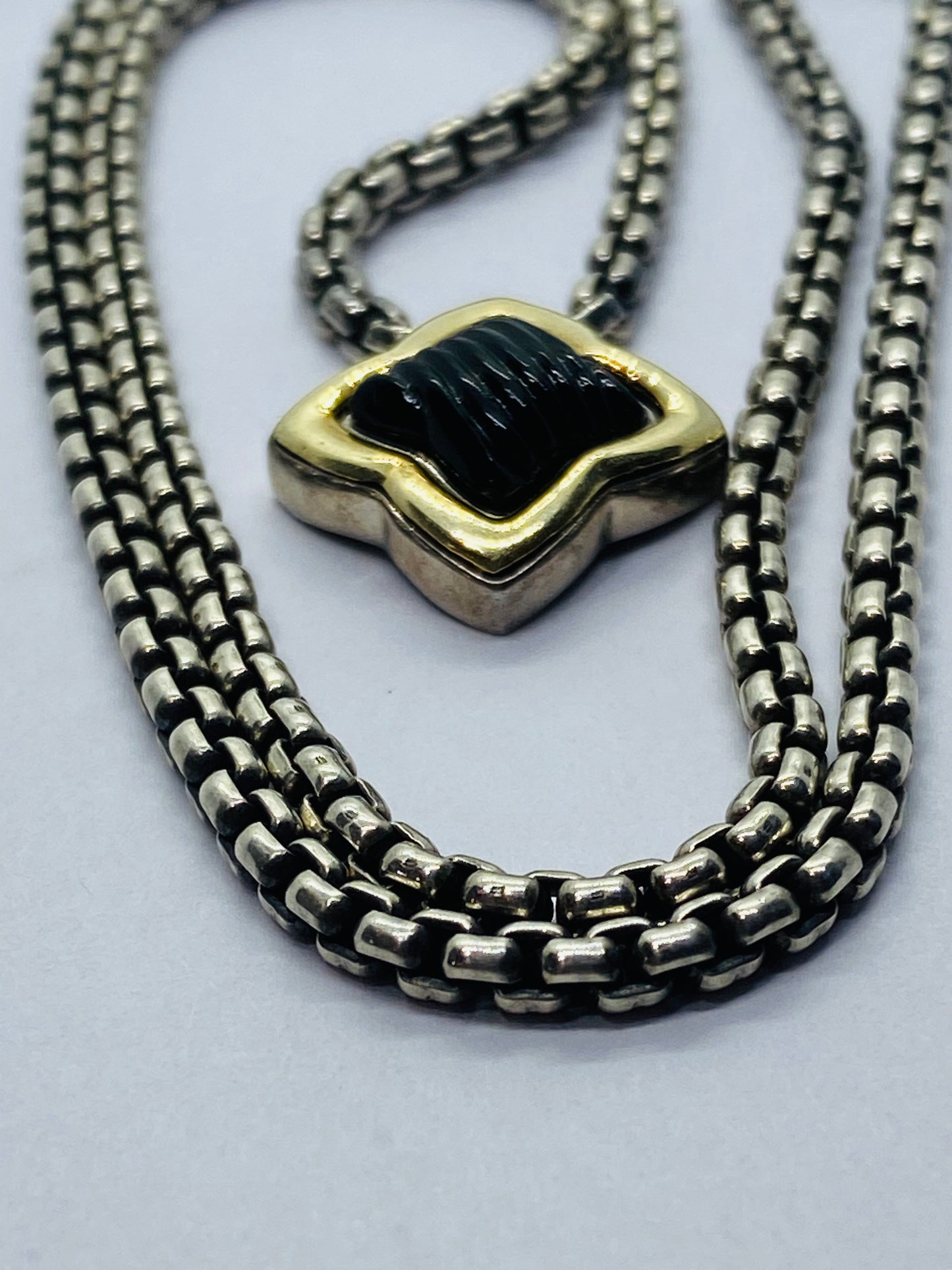 YURMAN 18K GOLD CARVED BLACK ONYX QUATREFOIL NECKLACE WITH 16” BOX CHAIN