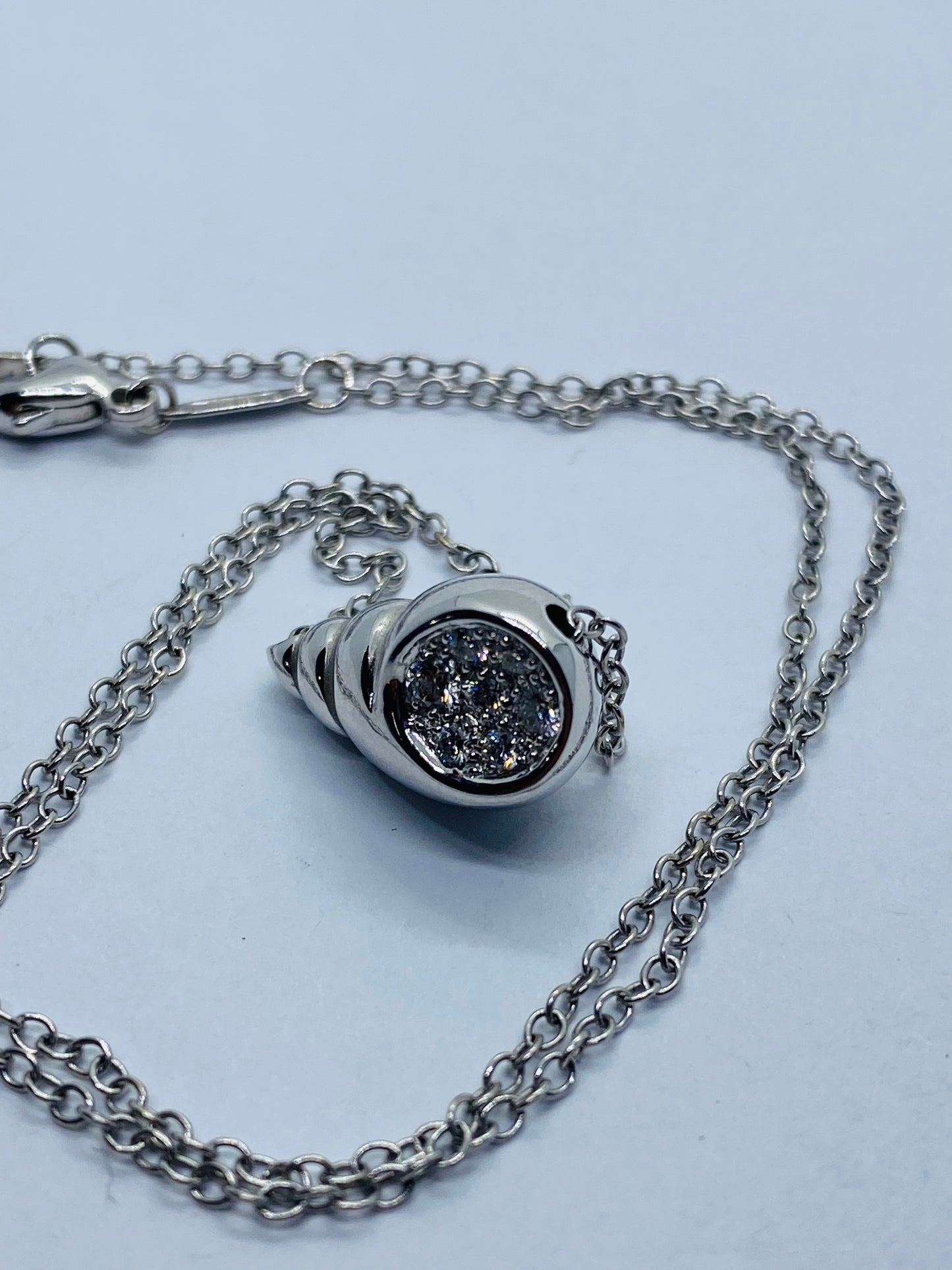 Tiffany & Co Diamond Shell Necklace 18k 750 White Gold 16” 7.3 Grams. Pouch Box