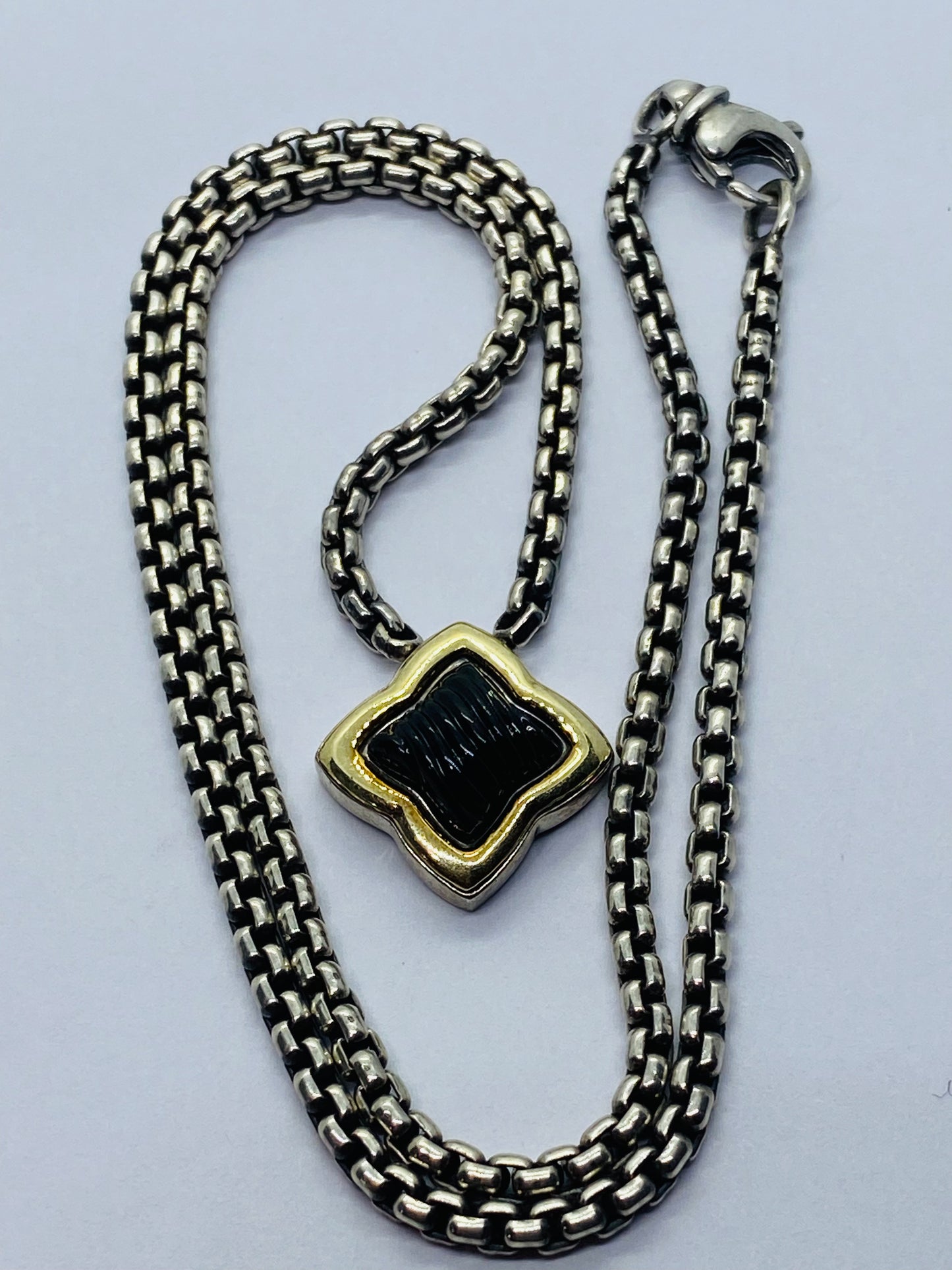 YURMAN 18K GOLD CARVED BLACK ONYX QUATREFOIL NECKLACE WITH 16” BOX CHAIN