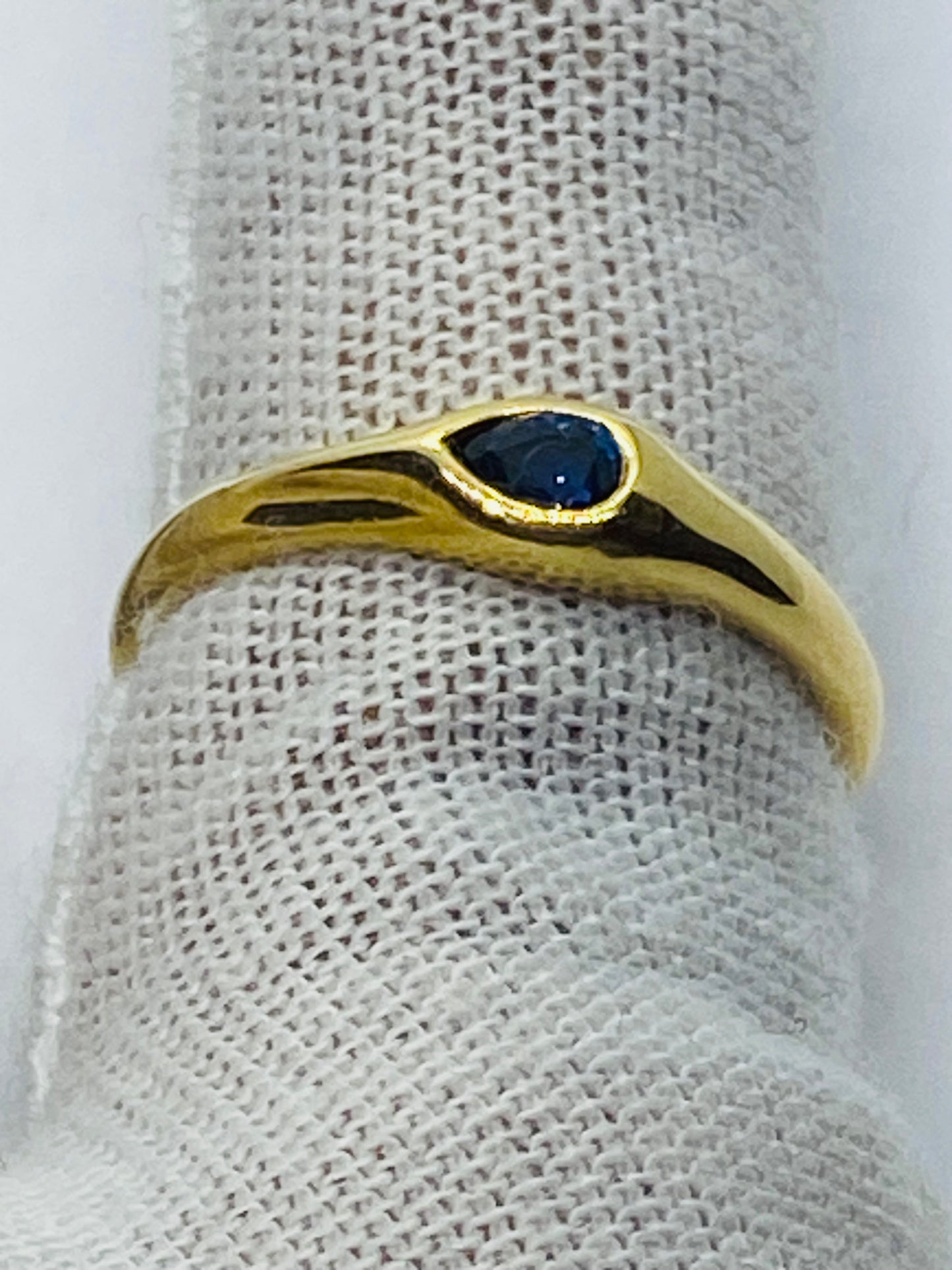 TIFFANY & CO. Blue Pear Shape Sapphire 18k Yellow Gold Authentic