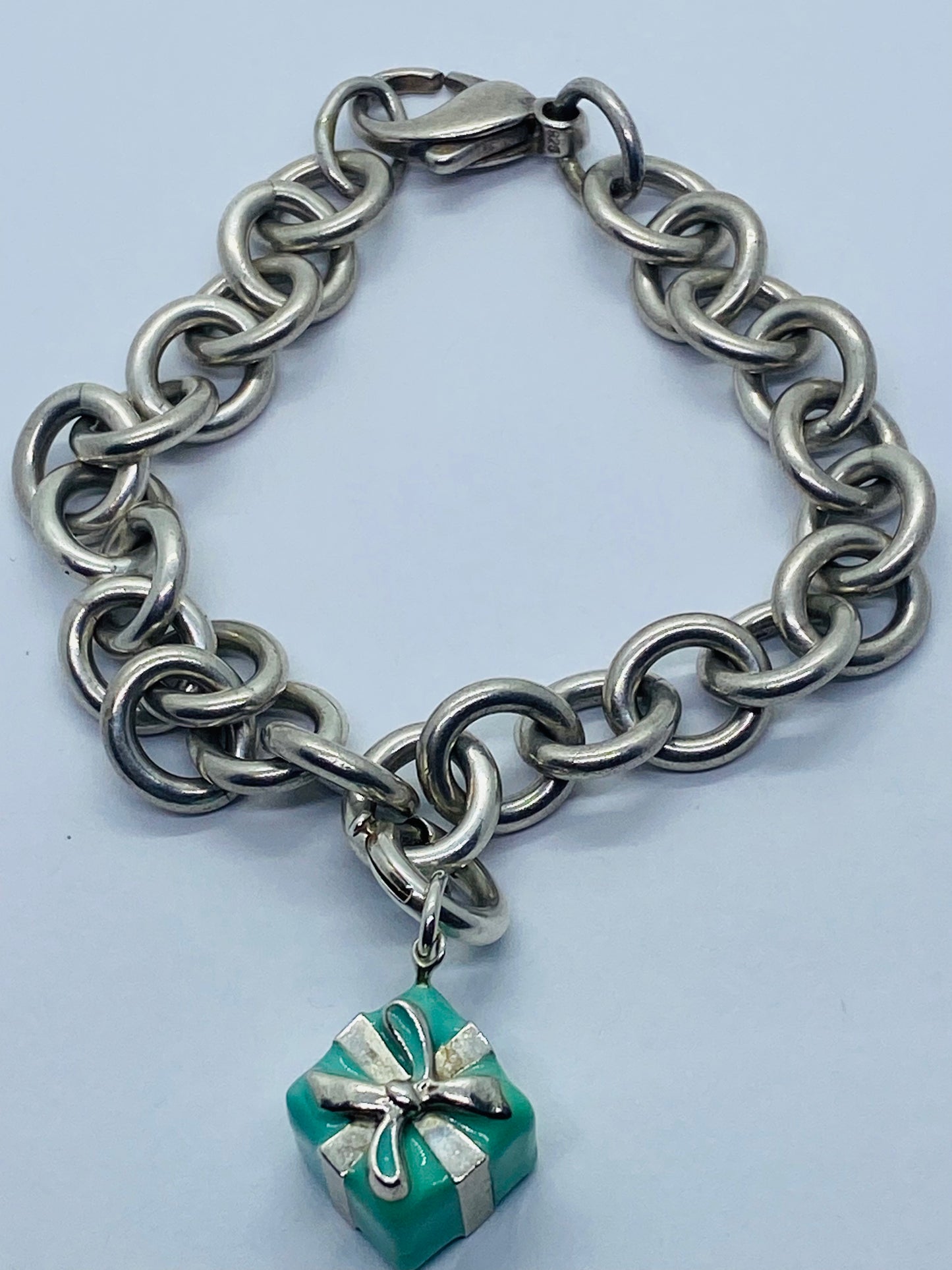 TIFFANY & CO. STERLING SILVER BLUE ENAMEL GIFT BOX CHARM BRACELET PRESENT 7.75”