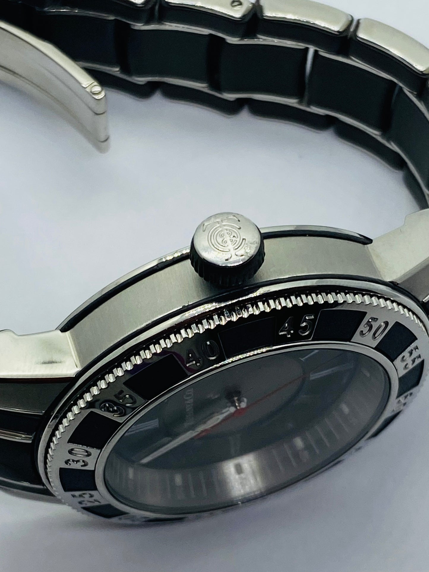 Tiffany Resonator T-57 Quartz Watch With Gray Rubber And Stainless Band (read)
