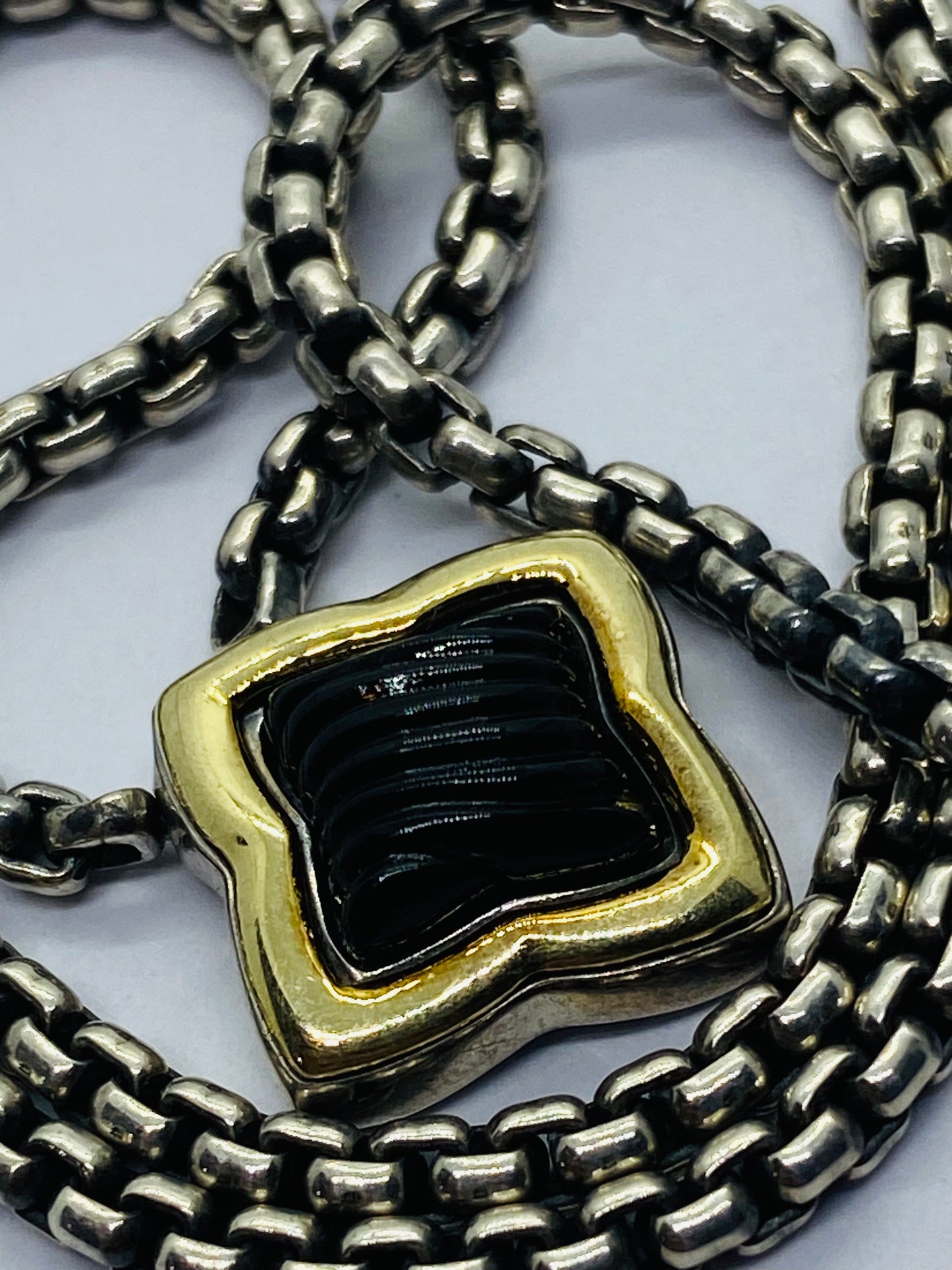 YURMAN 18K GOLD CARVED BLACK ONYX QUATREFOIL NECKLACE WITH 16” BOX CHAIN