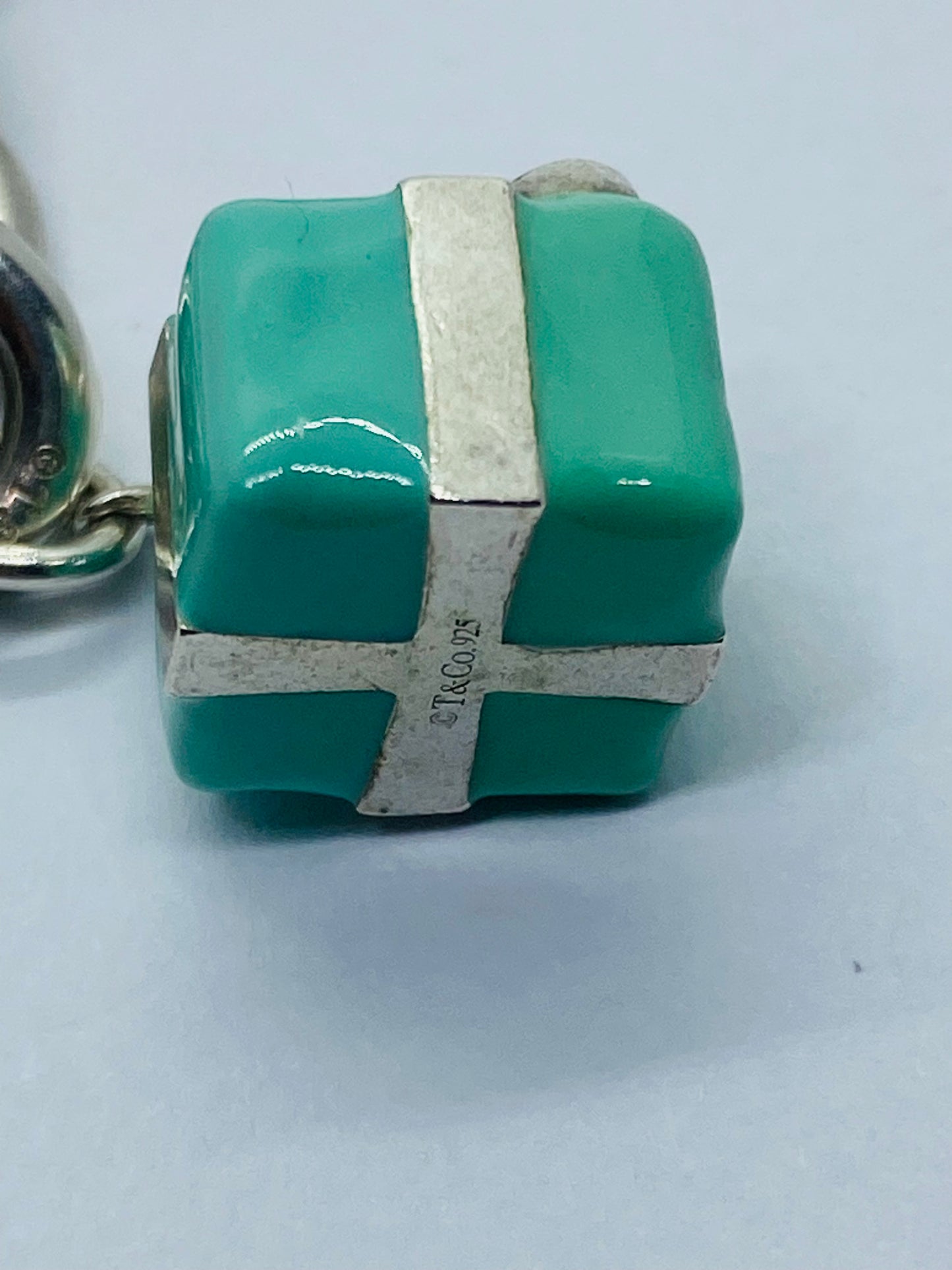 TIFFANY & CO. STERLING SILVER BLUE ENAMEL GIFT BOX CHARM BRACELET PRESENT 7.75”
