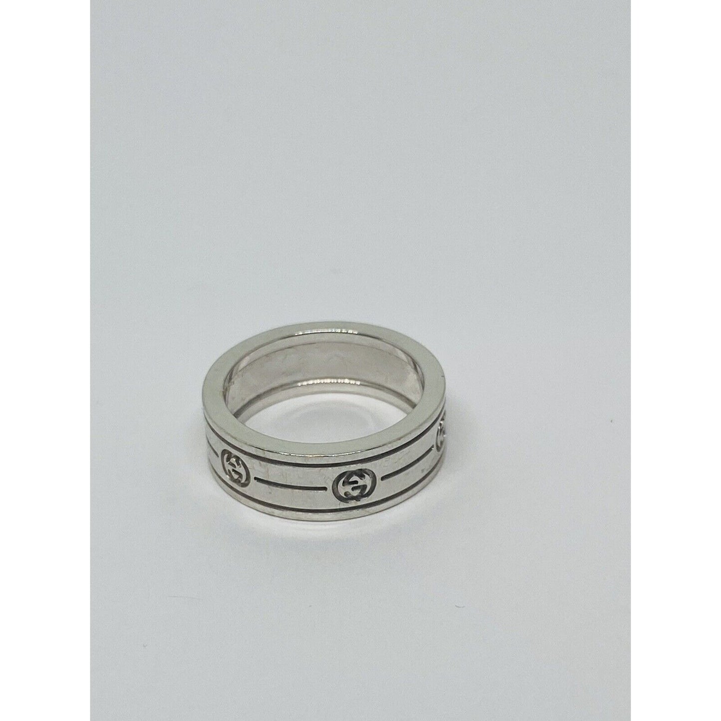 GORGEOUS GUCCI 18KT WHITE GOLD BAND LOGO RING SIZE 5 1/2 6MM WIDE