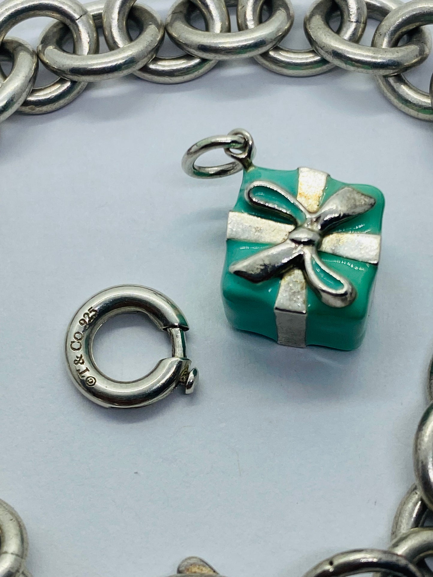 TIFFANY & CO. STERLING SILVER BLUE ENAMEL GIFT BOX CHARM BRACELET PRESENT 7.75”