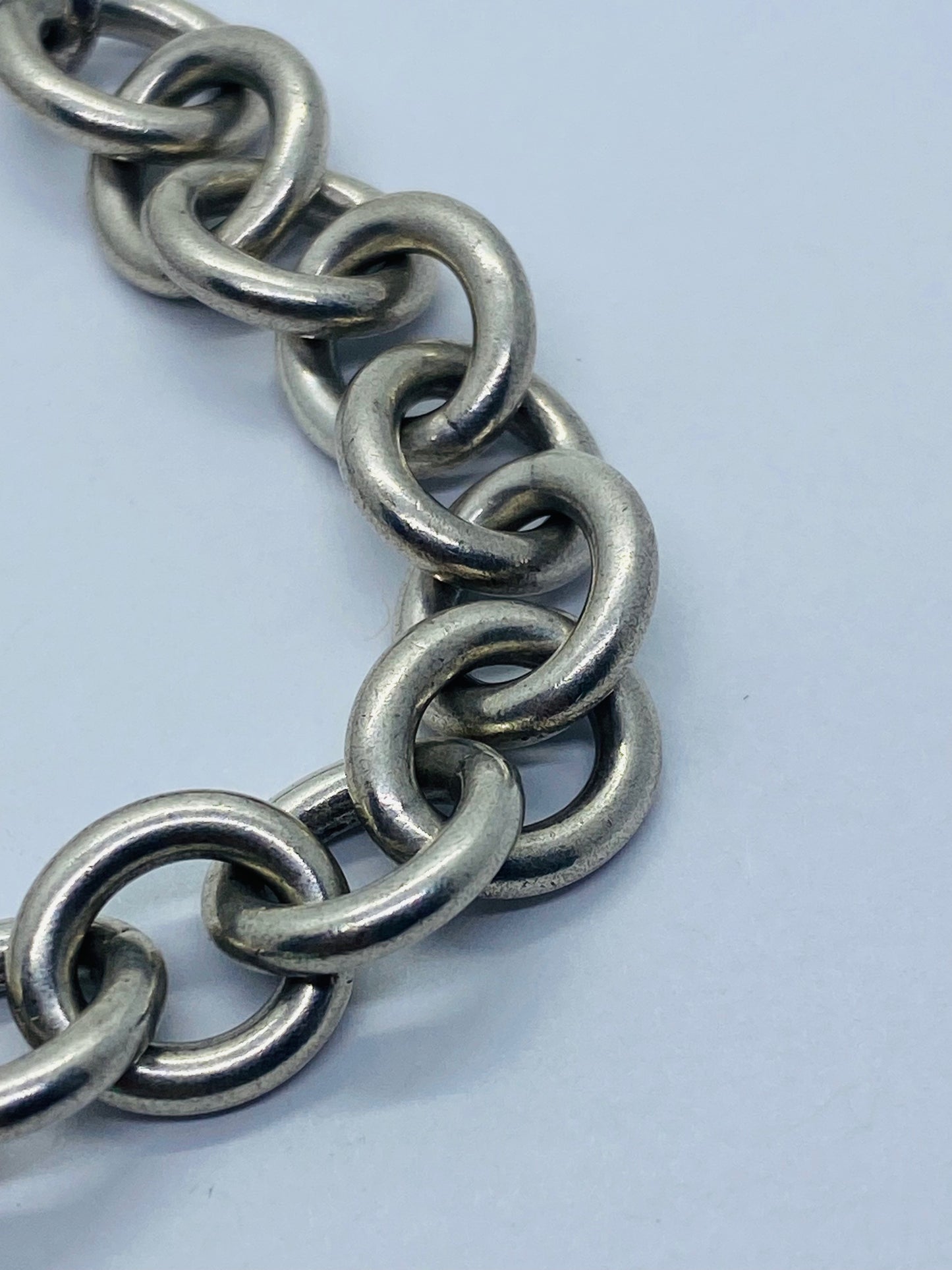 TIFFANY & CO. STERLING SILVER BLUE ENAMEL GIFT BOX CHARM BRACELET PRESENT 7.75”