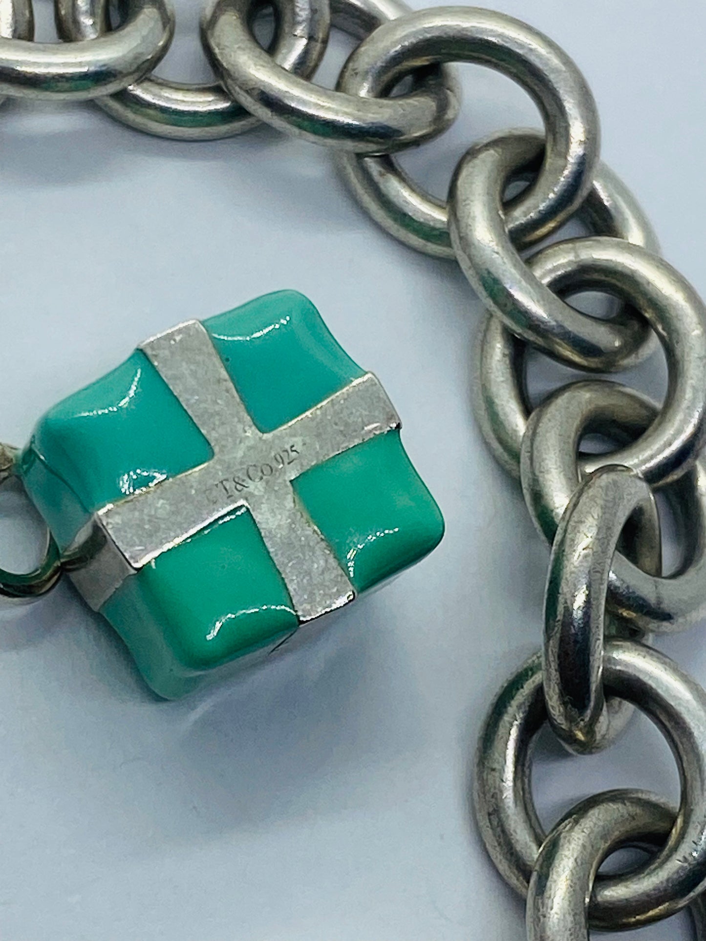 TIFFANY & CO. STERLING SILVER BLUE ENAMEL GIFT BOX CHARM BRACELET PRESENT 7.75”