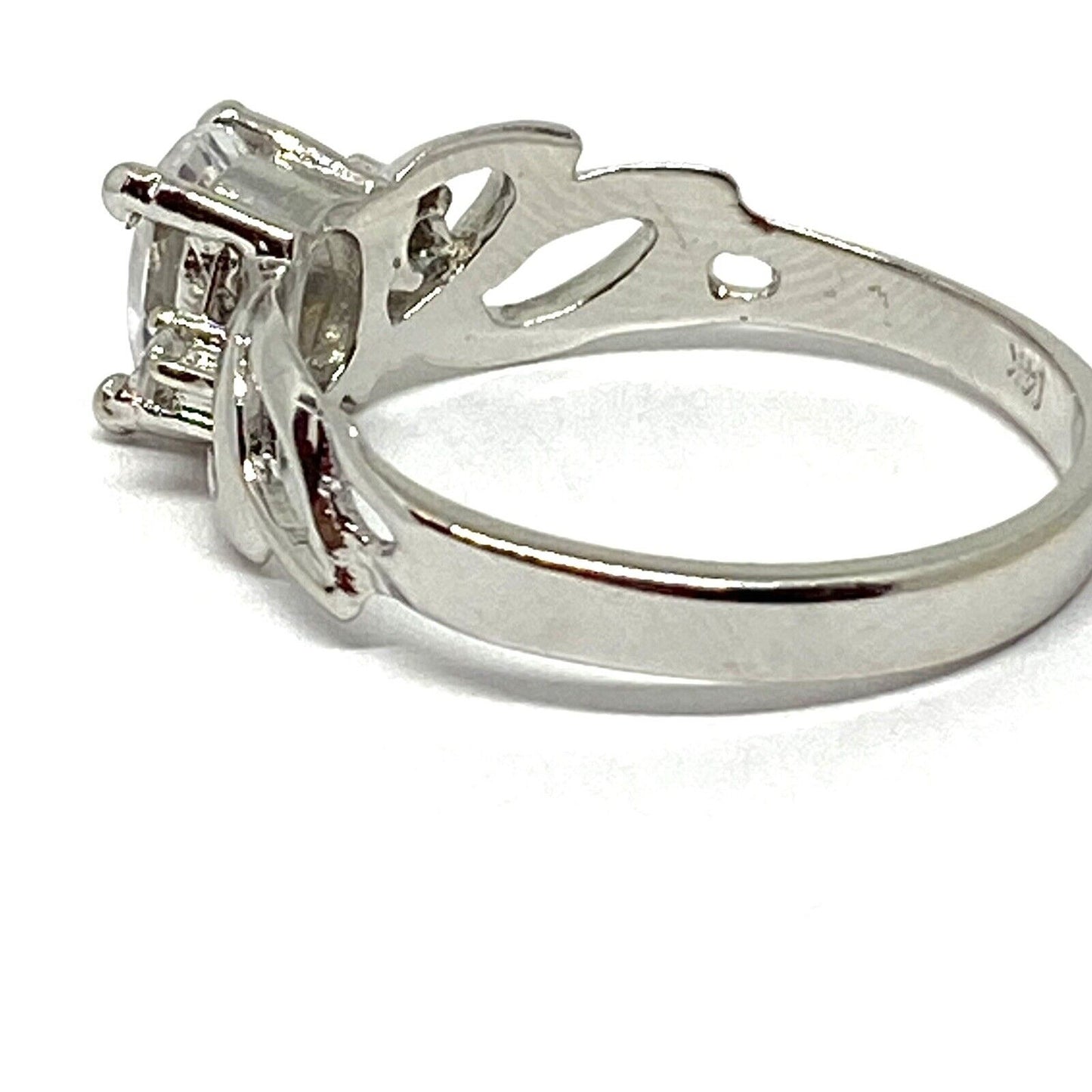 BEAUTIFUL 14k WHITE GOLD CZ SOLITAIRE WITH ACCENTS RING size 7